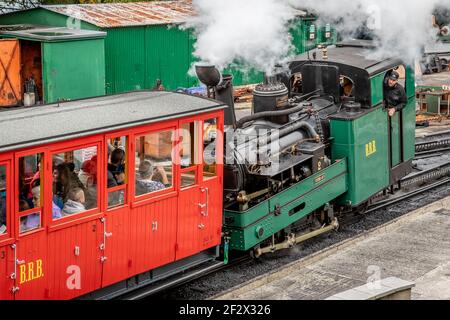 Brienz Rothorn Bahn (BRB) No. 2 e BRB pullman No. B1 partono dalla stazione di Llanberis sulla Snowdon Mountain Railway, Gwynedd Foto Stock