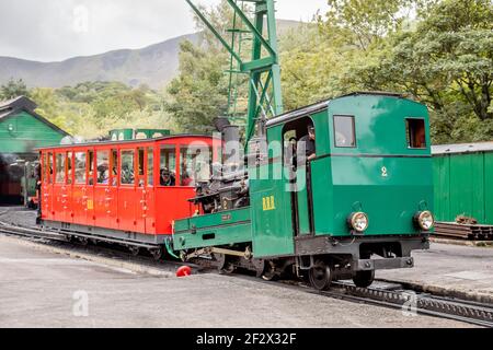 Brienz Rothorn Bahn (BRB) n° 2 e BRB pullman n° B1, stazione di Llanberis sulla Snowdon Mountain Railway, Gwynedd Foto Stock