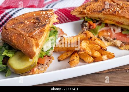 mezza carne di manzo con piatto di patatine fritte di rapa fatte in casa sul tavolo Foto Stock