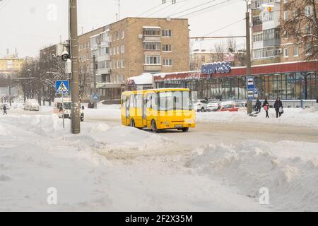 Lutsk, Ucraina - Febbraio 12,2020: Strade scivolose non pulite e marciapiede in inverno. Città strada dopo Blizzard. Quantità record di neve Foto Stock