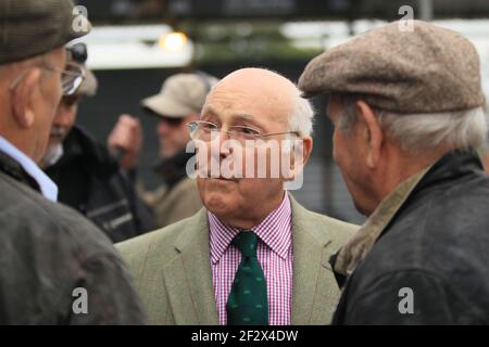 17.09.2011 la rinascita di Goodwood del 2011. Atmosfera. Sir Murray Walker nel paddock. Walker è morto all'età di 97 anni il 13 marzo 2021 Foto Stock