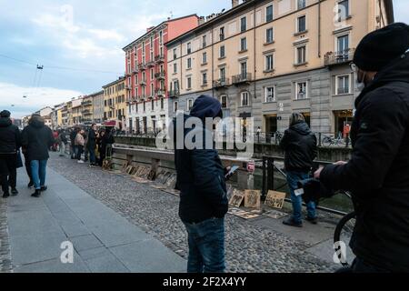 Milano, Italia. 6 marzo 2021. La gente cammina lungo la zona dei Navigli.a partire dal 6 marzo, la regione lombarda è stata classificata come 'zona arancione strengthened', quasi raggiungendo l'alto livello di rischio (zona Rossa) per i casi di Covid-19. A Milano, così come in tutta la regione, saranno applicate restrizioni a bar, ristoranti, chiusure di scuole, amici e parenti in visita, dato che le persone continuano a uscire in un'area popolare come i Navigli. Da marzo 15, la regione entrerà nella zona rossa. Credit: Valeria Ferraro/SOPA Images/ZUMA Wire/Alamy Live News Foto Stock