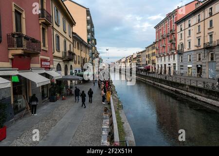 Milano, Italia. 6 marzo 2021. Una panoramica del canale dei Navigli.a partire dal 6 marzo, la regione lombarda è stata classificata come 'zona Arancio Trengthened', quasi raggiungendo l'alto livello di rischio (zona Rossa) per i casi di Covid-19. A Milano, così come in tutta la regione, saranno applicate restrizioni a bar, ristoranti, chiusure di scuole, amici e parenti in visita, dato che le persone continuano a uscire in un'area popolare come i Navigli. Da marzo 15, la regione entrerà nella zona rossa. Credit: Valeria Ferraro/SOPA Images/ZUMA Wire/Alamy Live News Foto Stock