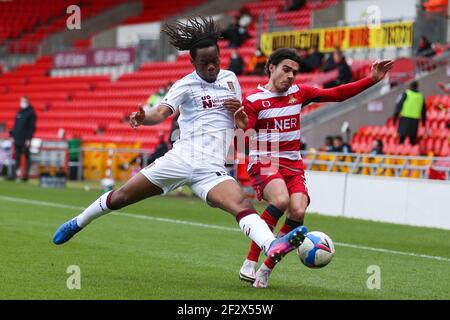 Doncaster Rovers' Reece James (a destra) e Peter Kioso di Northampton Town combattono per la palla durante la partita Sky Bet League One allo stadio Keepmoat di Doncaster. Foto Stock