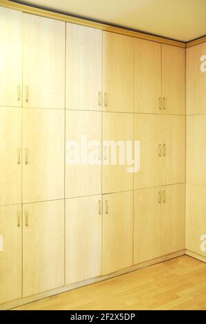Armadietti di legno beige in un ufficio vuoto moderno, stile di vita di ufficio Foto Stock