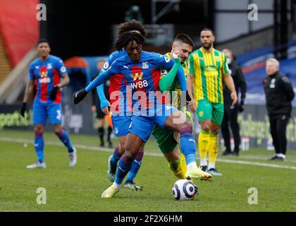 10/13 marzo 2021; Selhurst Park, Londra, Inghilterra; Premier League Football inglese, Crystal Palace contro West Bromwich Albion; okay Yokuslu di West Bromwich Albion sfida Eberechi Eze di Crystal Palace Foto Stock