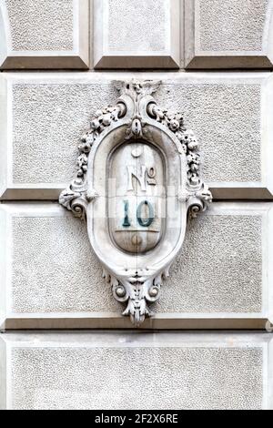 Fregio di pietra scolpito sulla facciata dell'ex quartier generale della Argus Printing Company, edificio del XIX secolo 10 Temple Avenue, Londra, Regno Unito Foto Stock