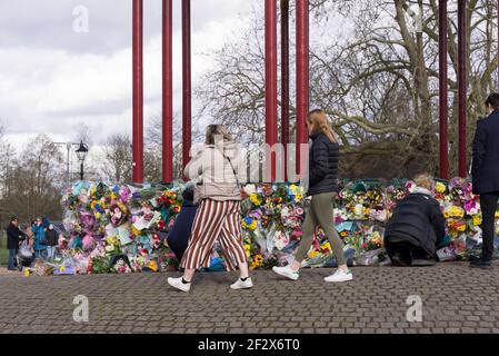 Tributi floreali e espiazioni di dolore visti al banco da banda Clapham Common in memoria di 33-year-old assassinato direttore marketing Sarah Everard, Londra Foto Stock