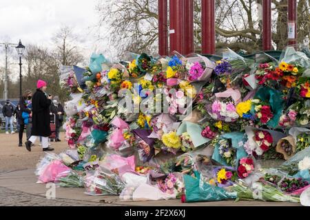 Tributi floreali e espiazioni di dolore visti al banco da banda Clapham Common in memoria di 33-year-old assassinato direttore marketing Sarah Everard, Londra Foto Stock