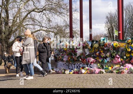 Tributi floreali e espiazioni di dolore visti al banco da banda Clapham Common in memoria di 33-year-old assassinato direttore marketing Sarah Everard, Londra Foto Stock