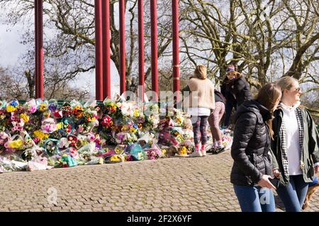 Tributi floreali e espiazioni di dolore visti al banco da banda Clapham Common in memoria di 33-year-old assassinato direttore marketing Sarah Everard, Londra Foto Stock