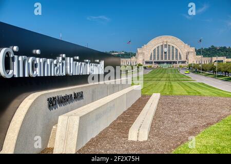 Cincinnati Union Terminal una volta servito cinque ferrovie; il punto di riferimento art deco è ora per lo più spazio museale, con partenze Amtrak solo 3 notti alla settimana. Foto Stock