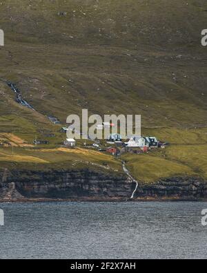 Panorama eccezionale delle scogliere dell'Isola Faroese e dello specchio dell'oceano. Eysturoy, Isole Faroe, Danimarca. Foto Stock