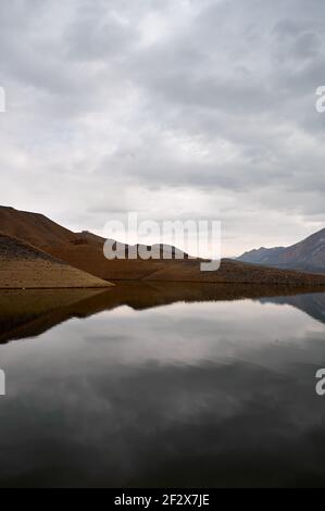 Una bella vista panoramica del serbatoio Azat in Armenia con il riflesso di piccole colline in una giornata nuvolosa Foto Stock