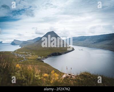 Isole Faroe Vista panoramica da Kap Enniberg al piccolo villaggio Vidareidi, i suoi fiordi, l'isola di Kunoy e le montagne Foto Stock