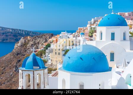 Chiese e cupole blu della città di Oia a Santorini, Grecia Foto Stock