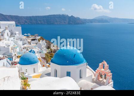 Chiese e cupole blu della città di Oia a Santorini, Grecia Foto Stock