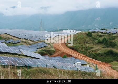 Una centrale fotovoltaica sulla lussureggiante collina Foto Stock