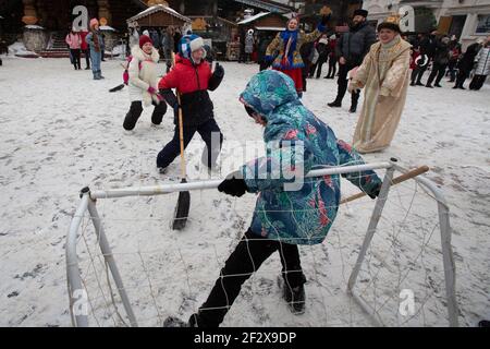 Mosca, Russia. 13 Marzo 2021. La gente gioca durante la celebrazione della Maslenitsa a Mosca, Russia, il 13 marzo 2021. Maslenitsa è una vacanza tradizionale per celebrare l'inizio della primavera. Credit: Alessandro Zemlianichenko Jr/Xinhua/Alamy Live News Foto Stock