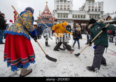 Mosca, Russia. 13 Marzo 2021. La gente gioca durante la celebrazione della Maslenitsa a Mosca, Russia, il 13 marzo 2021. Maslenitsa è una vacanza tradizionale per celebrare l'inizio della primavera. Credit: Alessandro Zemlianichenko Jr/Xinhua/Alamy Live News Foto Stock