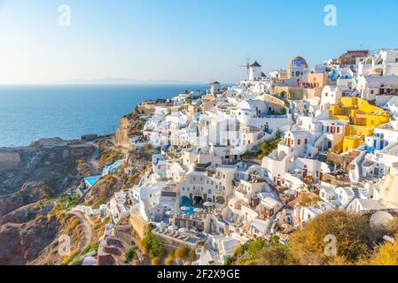 Vista del tramonto sul villaggio di Oia sull'isola di Santorini, Grecia Foto Stock