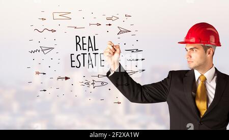 Giovane uomo d'affari con casco disegno segno di vendita Foto Stock