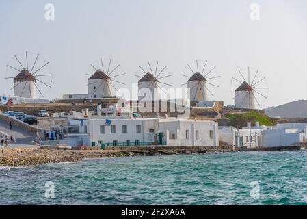 Mulini a vento che si affacciano sul Mar egeo a Mykonos, Grecia Foto Stock