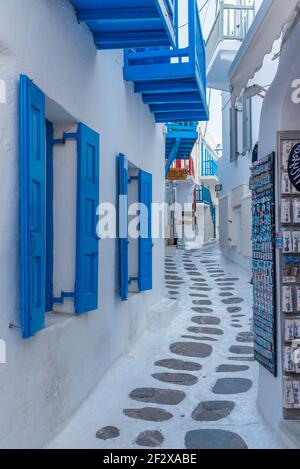 Negozi turistici in una strada stretta nella città vecchia di Mykonos, Grecia Foto Stock