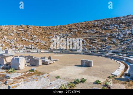 Teatro alle antiche rovine dell'isola di Delos in Grecia Foto Stock