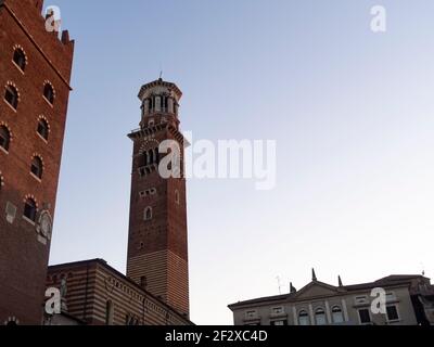 Verona 2021. Una veduta della Torre dei Lamberti a Verona. Antica costruzione nei pressi di Piazza delle Erbe. Foto Stock