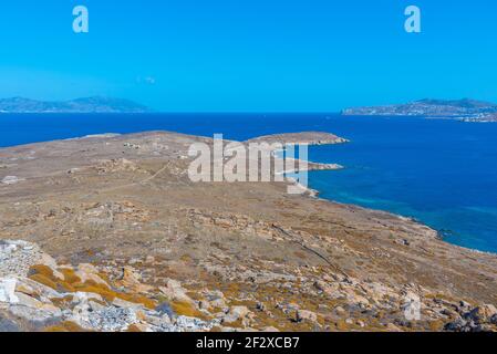 Paesaggio dell'isola di Delos con Mykonos sullo sfondo, Grecia Foto Stock