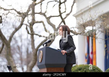 Washington, Stati Uniti d'America. 12 marzo 2021. Il Vice Presidente degli Stati Uniti Kamala Harris, consegna un discorso sul piano di salvataggio americano nel Rose Garden della Casa Bianca 12 marzo 2021 a Washington, DC Credit: Planetpix/Alamy Live News Foto Stock