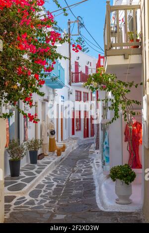 Negozi turistici in una strada stretta nella città vecchia di Mykonos, Grecia Foto Stock