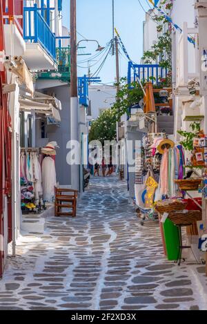 Negozi turistici in una strada stretta nella città vecchia di Mykonos, Grecia Foto Stock