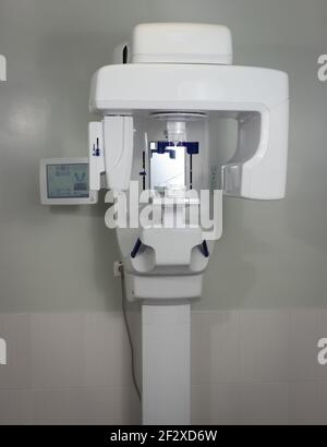 Tomografia digitale dentale denti a raggi X per un'immagine panoramica dei denti Diagnostica dentale professionale. Ortopantomografia con scansione cefalometrica Foto Stock