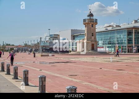 Antico faro nel porto di El Grao, lungomare della città di Castellon, Comunità Valenciana, Spagna, Europa Foto Stock