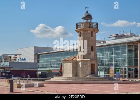 Antico faro nel porto di El Grao, lungomare della città di Castellon, Comunità Valenciana, Spagna, Europa Foto Stock