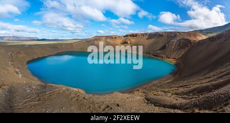 Lago all'interno del cratere viti sull'Islanda Foto Stock