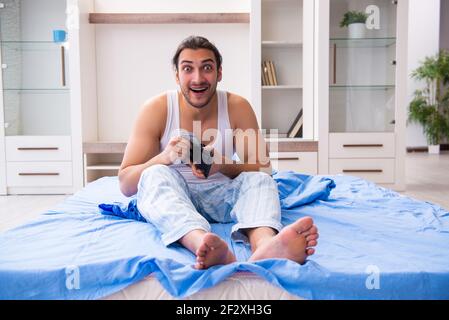 Un giovane in un concetto di insolvenza Foto Stock