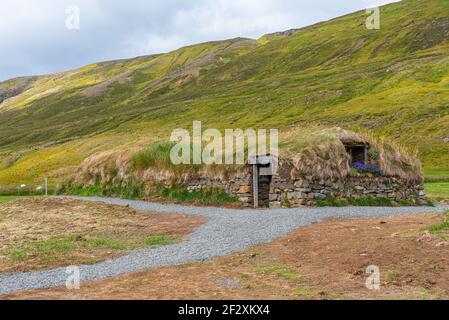 Tradizionali case in erba sintetica costruite in Islanda Foto Stock