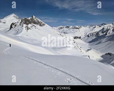 pista da sci in un grandioso paesaggio invernale con alte montagne. Alpinismo nella valle di Ducan sopra Davos Foto Stock