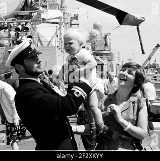 FAMIGLIE FELICI COME L'EQUIPAGGIO DI HMS ANTRIM SONO RIUNITI CON LE LORO FAMIGLIE SULLE NAVI RITORNO A PORTSMOUTH DA IL FALKLANDS 1982 PIC MIKE WALKER Foto Stock