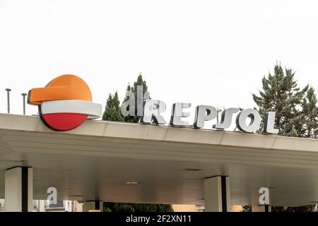 Logo della stazione di servizio Repsol. Società energetica spagnola Foto Stock