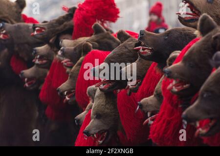 Inverno Cristmas Capodanno tradizioni a Bukowina Romania sopportare la danza di capra per l'inverno alla deriva solstizio Foto Stock