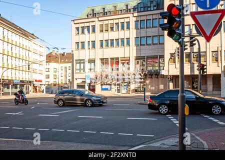 SOLINGEN, GERMANIA - 21 FEBBRAIO 2021: Ingresso alla Deutsche Bank, Solingen, Germania. Deutsche Bank AG è un'azienda tedesca di servizi bancari e finanziari globali c Foto Stock