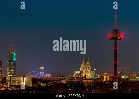 Paesaggio urbano di Colonia di notte, Germania. Vista sulla Cattedrale di Colonia e sulla Torre televisiva di Colonius. Foto Stock