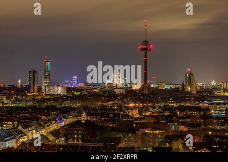 Paesaggio urbano di Colonia di notte, Germania. Vista sulla Cattedrale di Colonia e sulla Torre televisiva di Colonius. Foto Stock