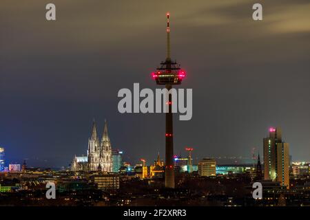 Paesaggio urbano di Colonia di notte, Germania. Vista sulla Cattedrale di Colonia e sulla Torre televisiva di Colonius. Foto Stock