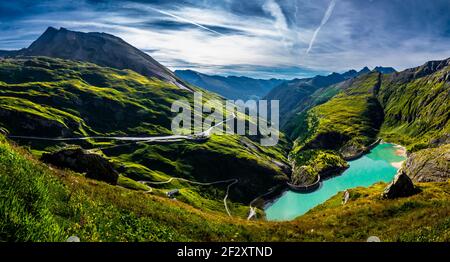 Lago Ghiacciaio Pasterze con diga di Hydropower nel Parco Nazionale Hohe Tauern con la strada alpina di Großglockner in Austria Foto Stock