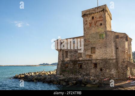 Il vecchio castello nella città di Rapallo, sulla costa orientale della Liguria. Il castello è direttamente sul mare Foto Stock